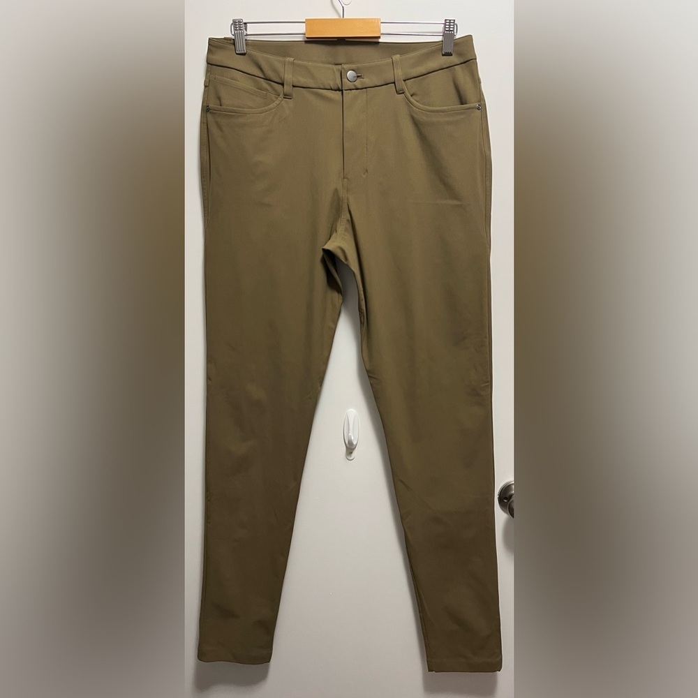 Lululemon ABC Slim-Fit 5 Pocket Pant 37"L *Warpstreme
Artifact Men’s size 32